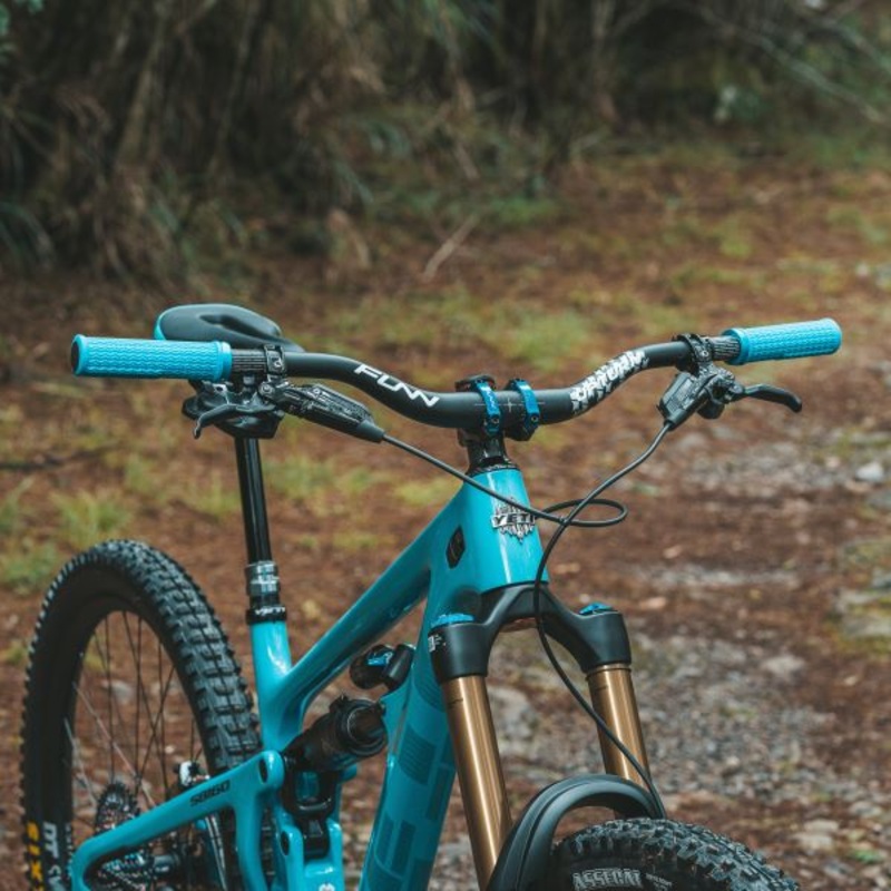 Funn Upturn 31.8 40-75mm Rise Handlebars Funn Upturn Handlebars 31.8 x 785 40mm Rise, 5.5 Degree Sweep, 8 Degree Rise – Black